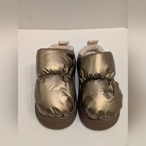 NEW Baretraps Women's 6 Gold Puffer Slippers